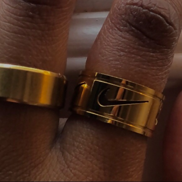 NIKE SWOOSH RING IN GOLD - Picture 4 of 4